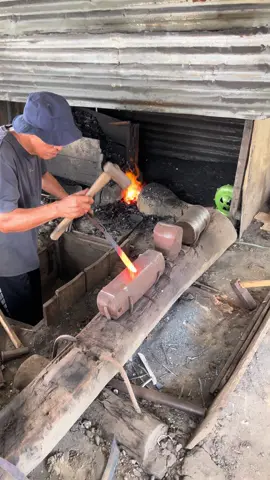 Membuat golok #pengrajin #pandebesi #reel #sorotan #semuaorang 