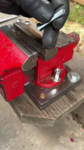 2 ways on how to thread a n-t onto a bolt easily#bolt#tips#tipsandtricks#tricks#screw#riggs_651#easy#DIY 