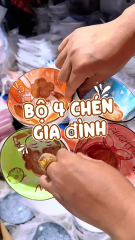 Nhà có 4 người – mỗi người 1 chén riêng, dễ thương muốn xỉu! Chén “Dad – Mom – Son – Daughter” vừa ăn cơm, vừa thấy ấm lòng 💕 Sứ dày, tráng men xịn, hoạ tiết nhìn là yêu liền! 🛒 Có sẵn tại Hoàng Anh Shop nhen! #ChenGiaDinh #BoChenCute #DoDungBepXinh #GiaDungDep #HoangAnhShop #BoChenMomDadSonDaughter #DecorBanAn