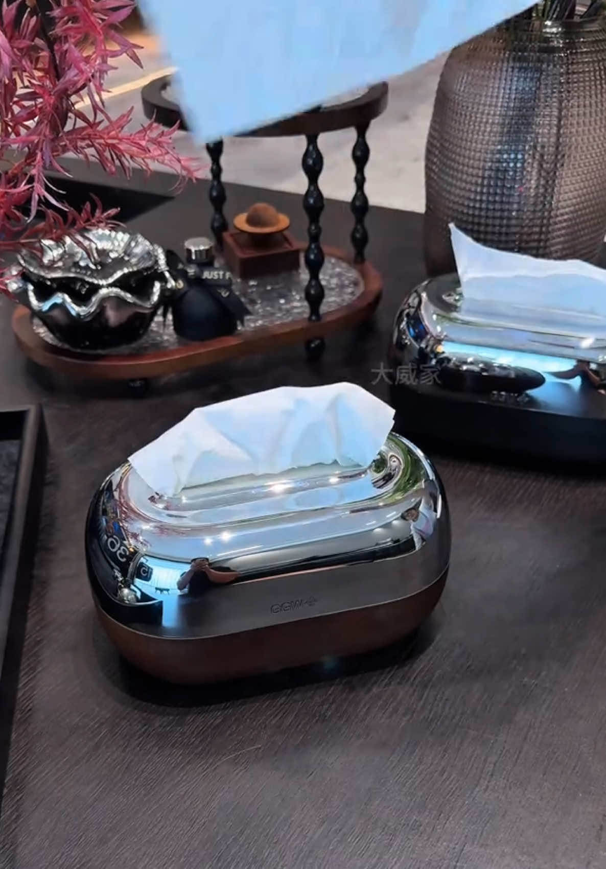 Thiết kế của hộp giấy thật sự tuyệt vời. Lớp mạ điện và vân gỗ nguyên khối cao cấp. Dù bạn đặt nó ở đâu, nó cũng rất sang trọng #hộpgiấy #hộpgiấysangtrọngnhẹ #hộpgiấyphòngkhách #hộpgiấykhănphủ #giáđỡlò xohộpgiấykhănphủ