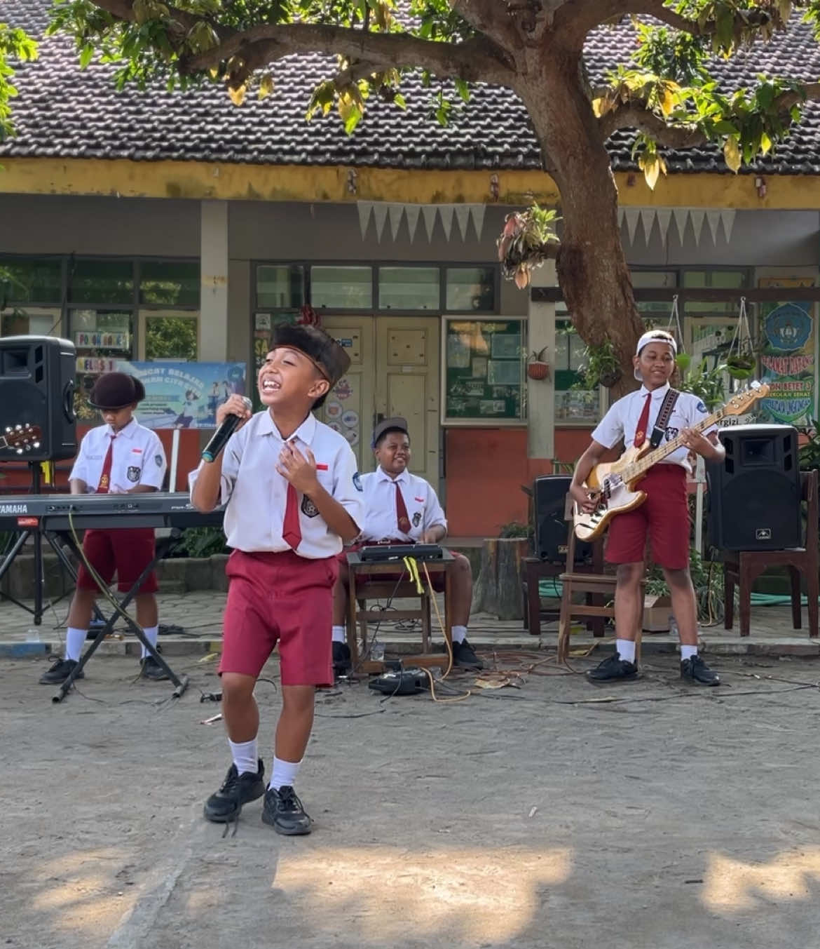 RSUD lagi nihhh! Tut wuri handoyoman, kaki nggak bisa diem, bahu gerak sendiri 😎 Yang nonton diem aja = tidak lucu Yang ikut goyang = bolonya Pak Wa 🤪 Ayo gaskan goyang bareng! 🎶🔥 @SDN BETET 3 LESTARI 🌻  #fyp #fypシ #sekolahdasar #reggae #reggaesejakusiadini #rsud #sdnbetet3 #kembali #tonyqrastafara #stevenandcoconuttreez #woyo #kediri #viral