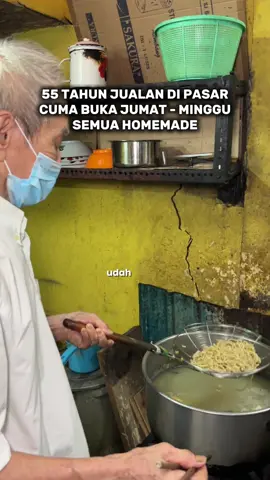 Jarang yang tau sama bakmie ini karena yang tau biasa dari orang tua nya doang. Buka uda 55 tahun dan uniknya dia kasih kuah kaldu di mie nya Ada nya di pasar sawah besar  Pasar Sawah Besar, Maphar, Kec. Taman Sari, Kota Jakarta Barat, Daerah Khusus Ibukota Jakarta #kuliner #kulinerjakarta #bakmienak #bakmielegend #makananlegendaris #hiddengems 