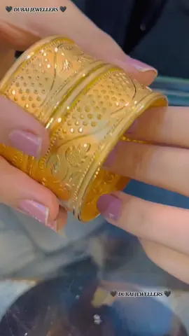 🟥 These are the Gold Jewellery Bangles Bracelet KADA designs Pairs 🟥 . . this is totally hand made Gold Jewellery And designed so beautifully ❤️