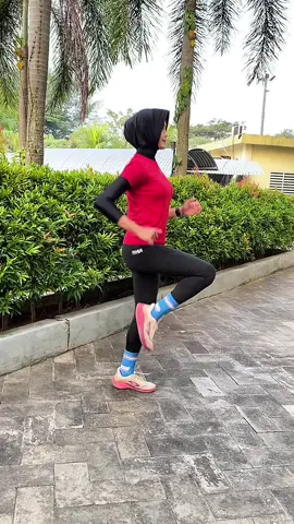ga perlu cape lagi megang hp kalo pake legging ini 🤩 #run #fyp #trending #foryoupage #foryou #lari #fypdong #Running #fypage 