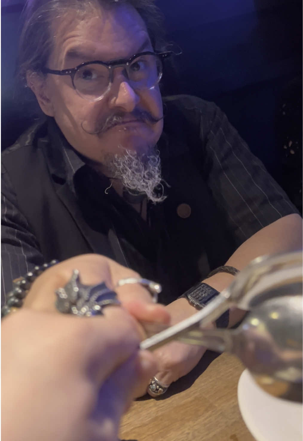 It’s not everyday you get to battle over dessert with Starscream. @Frank Todaro #starscream #funny #franktodaro #yardhouse #burbank #dessert #transformers 