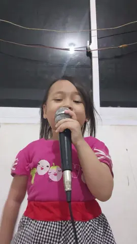 Bnyak yg minta request lagu tallasakku jadi lagu ini khusus buat om dan tante online....  semoga terhibur🥰🥰 jangan lupa FOLLOW dede yachh😘😘 #kelongmangkasara  #penyanyicilik  #fyyyyyppppp  #semuaorang #jangan?lupafollowdanlike 
