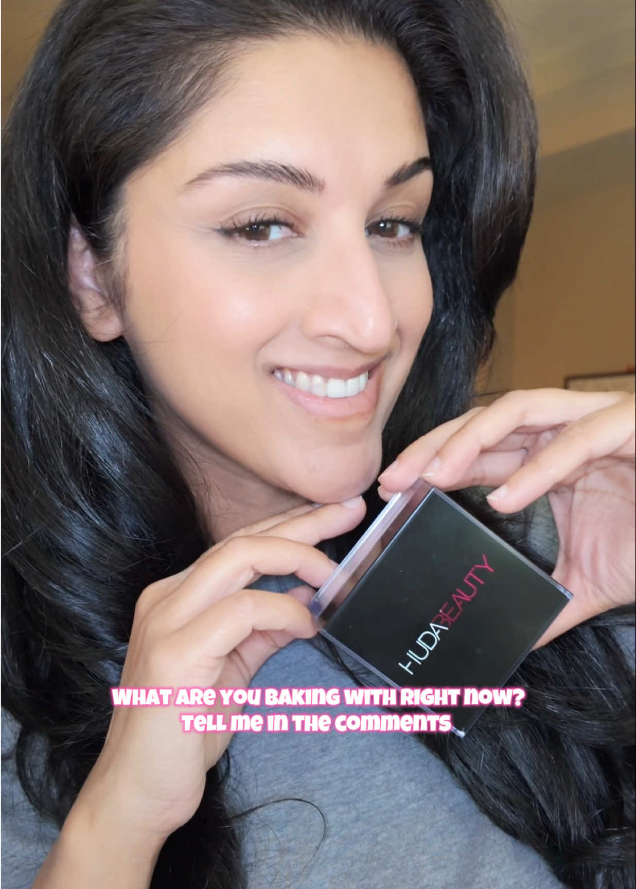 I can’t complete any makeup look without my @Huda Beauty Easy Bake Setting powder in peach pie. What are you baking/setting your makeup with? #hudabeauty #huda #easybake #easybakepeachpie #hudapeachpie #settingpowder #baking #hudaloveisland #fyp #easybakepowder 
