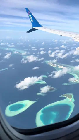 Enjoy the view and have a nice day วิวสวยแบบนี้จะเก็บไว้ดูคนเดียวไม่ได้ 🇲🇻🌺🌸🐚🌴#maldives #มัลดีฟส์  #airplaneview #airplanemode #airplane #views #travel 