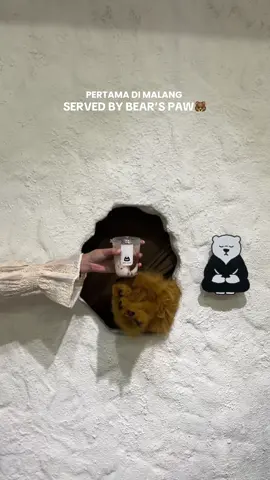 Pertama di Malang🤩👋🏻  Lucu bgttt konsepnya diserve pake tangan beruangggg 🐻  #cafemalang #newestplacemalang #placetovisit #placetogomalang #dendew #dendewmalang #hiddencafemalang #walkwithnadh #malang #SerunyadiTiktok #fyp #viraltiktok 