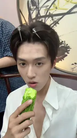 dia jg nih makan pare kaya makn timun az, ga pahit apa yaa😍 #liuyuhang #fyp #aktorganteng #shortdramachinese 