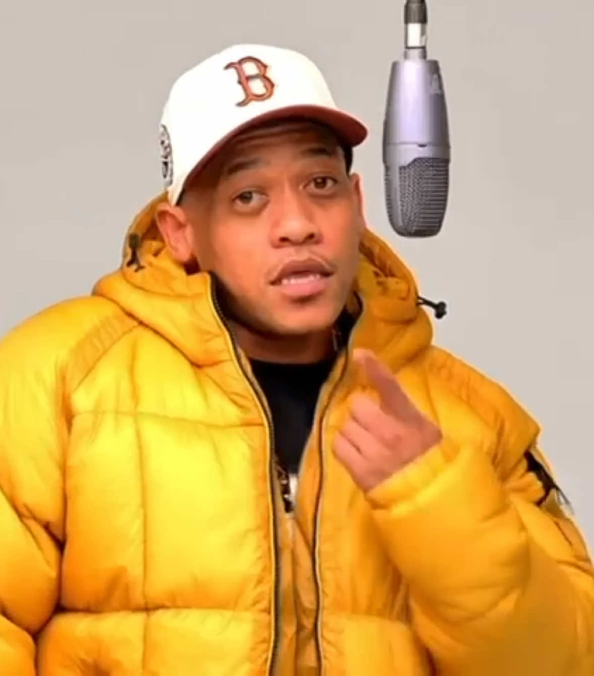 Bring dit in different dialects, Bra vannie Baai wat kwaai rap, enige beat chise ek.. “Serious” is nou op YouTube, gaan check dit uit en vibe net😁 #fyp #southafrica #early #earlyb #afrikaans #rap#hiphop #isvanniedalafmeisie 