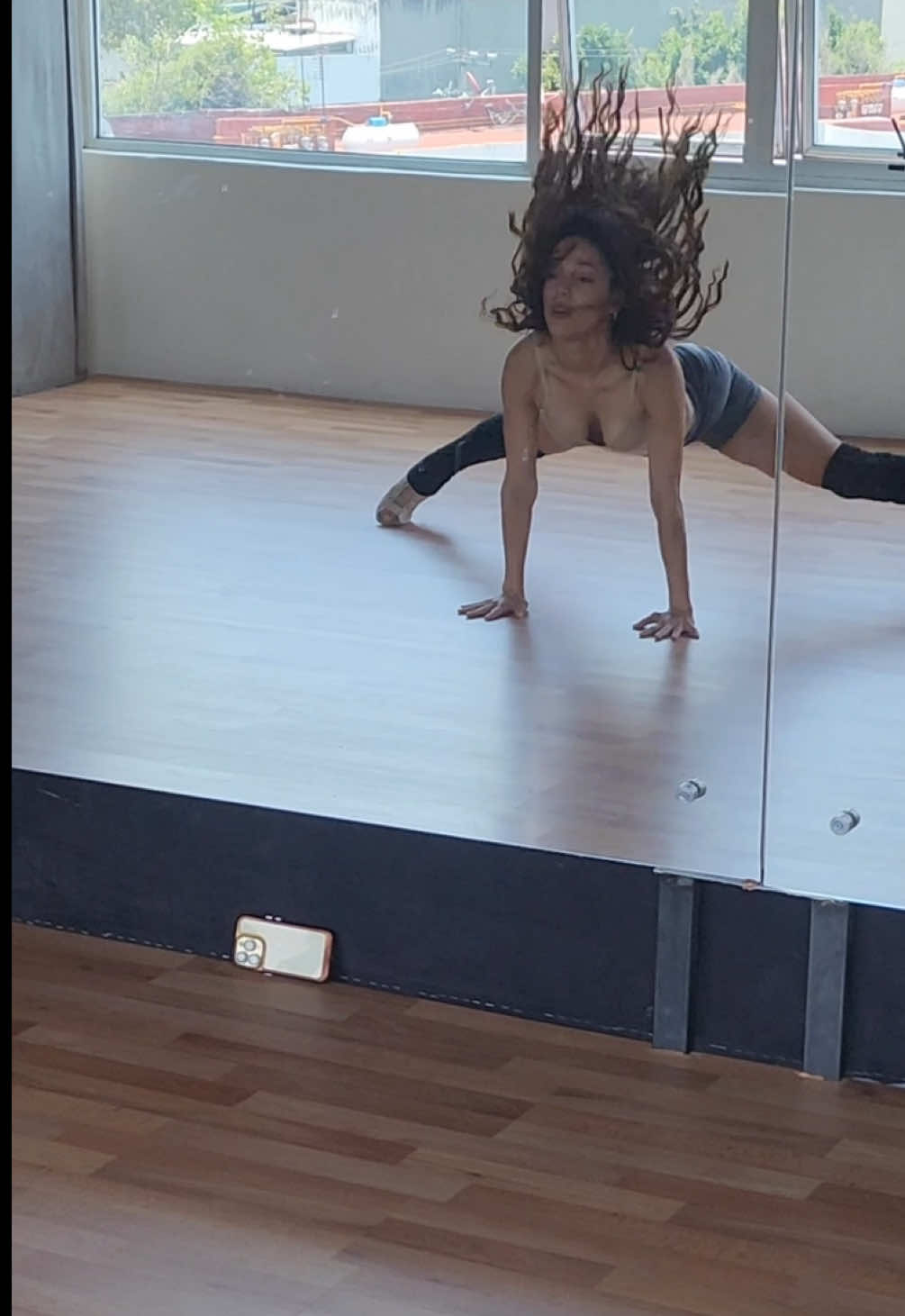 ITS SO HOT IN HERE 🌬️ Esta coreografía es una fantasía  #feminine #femmeflow #irreal #heels #heelsdance #heelscdmx #dancer 