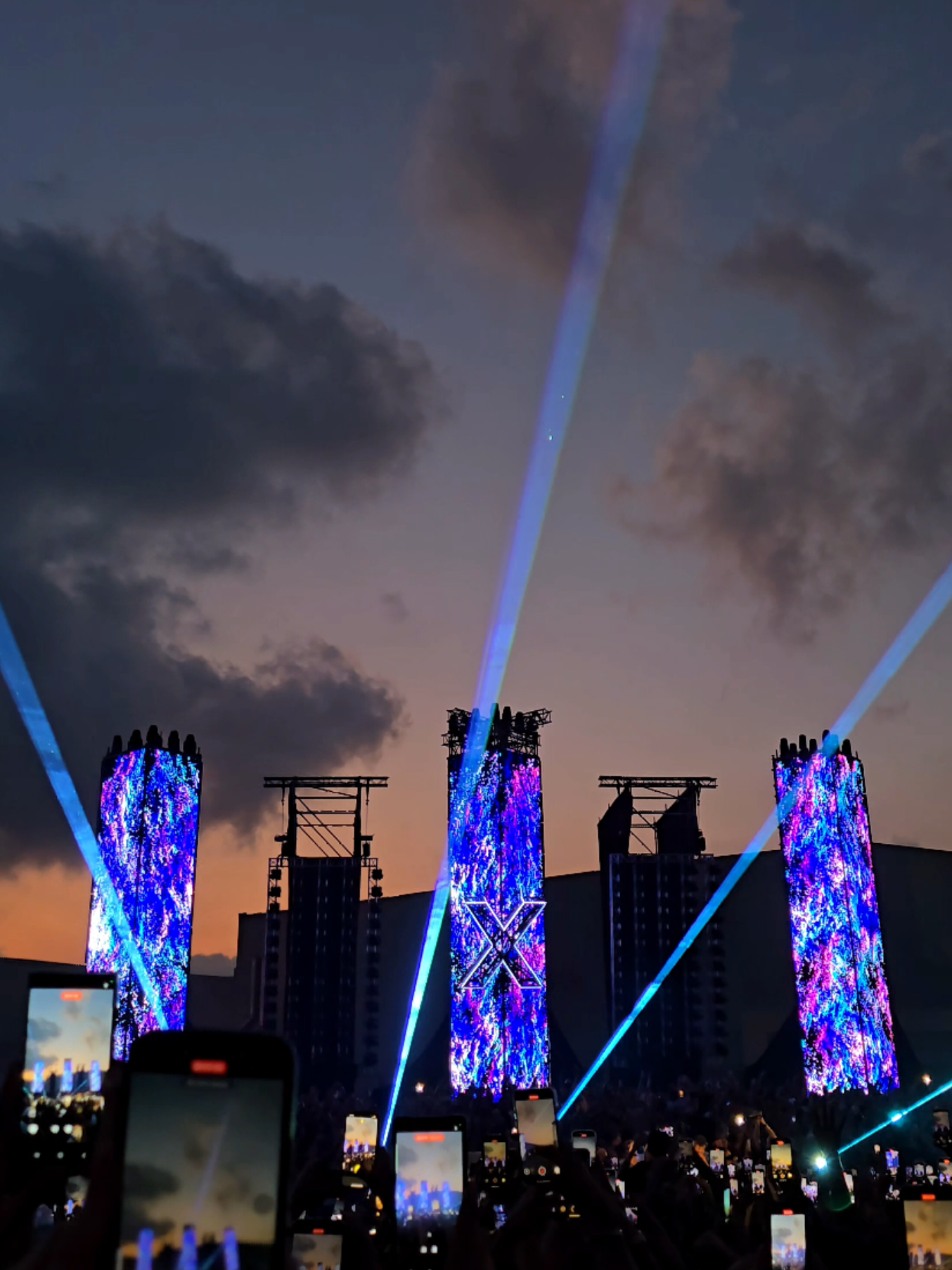When thousands of people became one !!! #innerbloom brings out sothing different in people @ADRIATIQUE unleashing this @RÜFÜS DU SOL masterpiece at sunrise  #adriatique #rufusdusol #magic #sunrise #singalong 