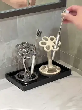 Nhỏ xinh nhưng xịn xò 🌸 Giá kê bàn chải hình bông hoa – decor góc lavabo cute hết nấc! Bạn đã có chiếc hoa xinh xinh này chưa? #GiaKeBanChai #GiaBanChaiHoa #DecorPhongTam #dodungtienloinhabep #NhaXinhTikTok #TikTokMadeMeBuyIt #GiaDungThongMinh #banchaidanhrang #PhongTamXinh #TikTokVietnam