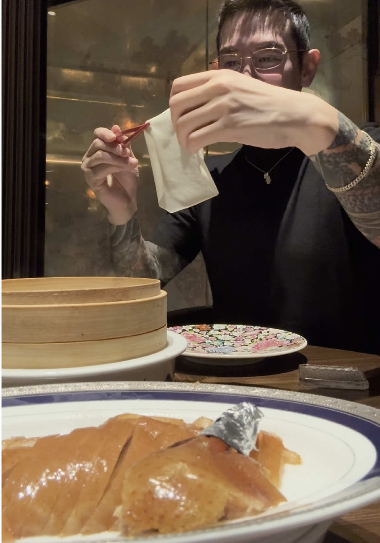 Falling in love with Peking duck! Hahaha It melts in your mouth! Have you tried it?? 爱上北京烤鸭啦！哈哈哈 入口即化！ 你吃过吗？？ ตกหลุมรักเป็ดปักกิ่ง! ฮ่าๆๆ มันละลายในปากเลย! เคยกินไหม?? 北京ダックにハマっちゃった！ハハハ 口の中でとろけるよ！ 食べたことある？？ Mê vịt quay Bắc Kinh mất rồi! Hahaha Cho vào miệng là tan chảy luôn! Bạn đã thử chưa?? ¡Enamorado del pato Pekín! Jajaja ¡Se derrite en la boca! ¿Lo has probado?? #왕휘 #王辉food #FoodTok #mukbang #wanghwii #fyp #fypシ #fyppppppppppppppppppppppp #foodlovers #foodtiktok #Foodie #china #asmr #FoodLover #chinafood 