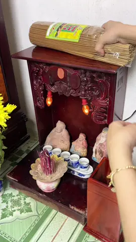 Ống đựng nhang, giúp nhang không bị mốc, bàn thờ nhìn trang nghiêm đúng với không gian thờ cúng #ongdungnhang #ongdungnhangbanggo #ongnhang #trinhmom95  @Trinh Móm  @Trinh Móm  @Trinh Móm 