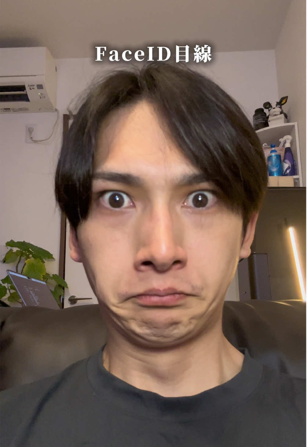 こんな顔で見つめられるiPhoneが不憫でしょうがない。 #カップルの日常 #カップル 