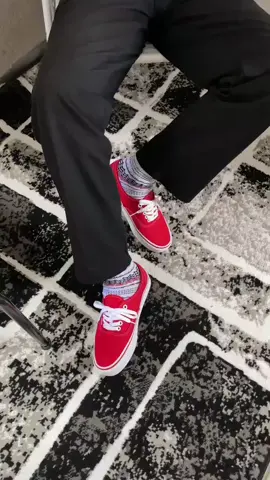 Red on your feet, bikin langkah makin neat, nggak bakal skip the heat!! Yang ditunggu akhirnya datang lagi, Ventela Authentic Red siap temani aksi. Masih dengan jumlah restock yang terbatas seperti yang sudah sudah, jadi jangan sampai kelewatan tau tau abisss lagi kawan kawan! HOTLINE +62858 17 533 513 #vans #vansofthewall #vansknuskool #vansindo #vansjogja #vanssk8 #vansoldskool 