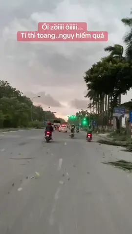 Bão Wipha đã về tới Hà Nộiii, đúng giờ tan tầm, mọi người đi đường cẩn thận nhaaa 🤧#xuhuong  #baowipha  #vairal #dilamcogivui 