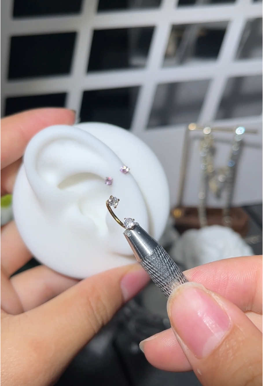 BEDAZZLE NOW🤩#noserings #nosepiercing #piercingsoftiktok #jewelry #beauty #piercings #fypシ #girls #🔥 #foryoupage #piercings #piercings #girls 