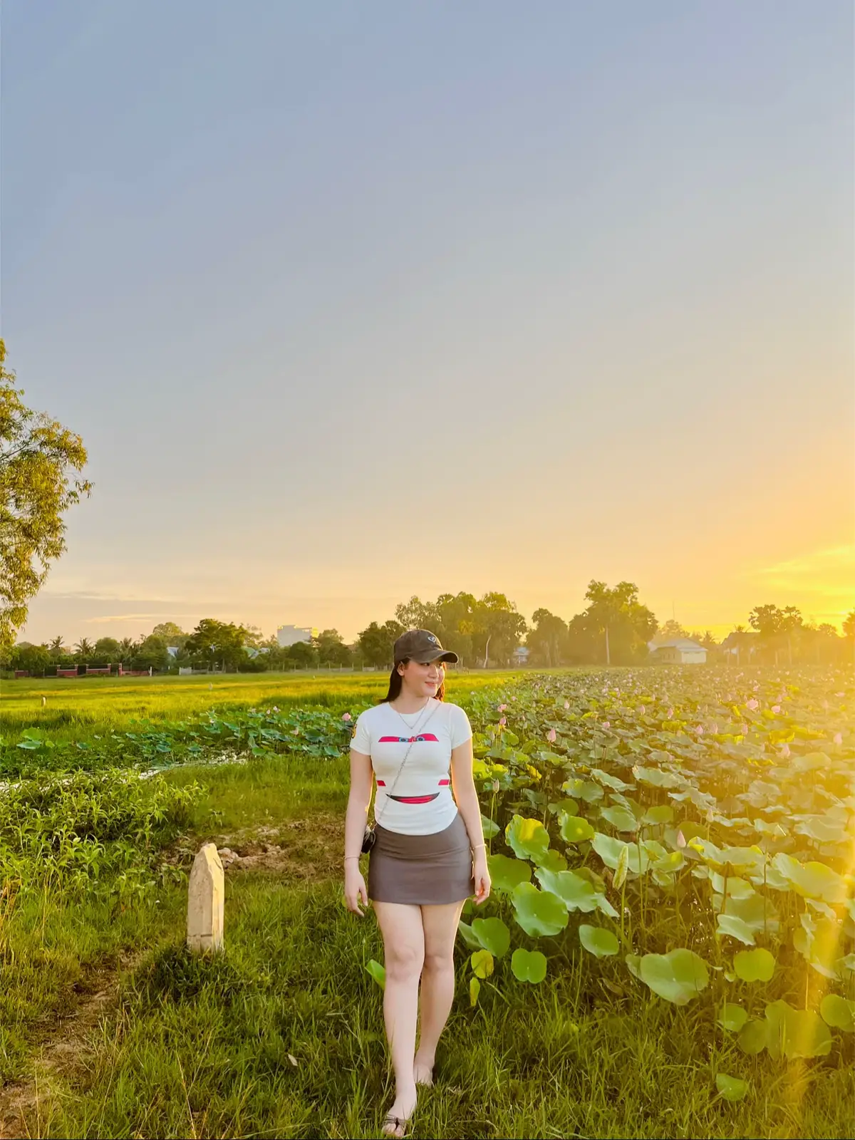 មិនមែនជាផ្កាកុលាប គ្រាន់តែជាផ្កាឈូកដុះតាមស្រែ តែខ្ញុំគ្មានបន្លាទេ…🪷🤍 #fpy 