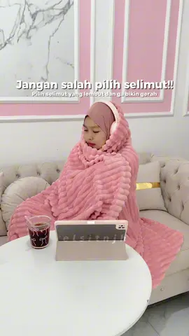 masa sih gamau punya selimut senyaman ini dari @UNITWO Home udah pasti bakal kepake karna lembut banget bahannya bikin anget di badan tapi ga sampe bikin gerah, desainnya juga aesthetic dan warnanya cantik banget🥰🫶🏻 #BlanketGoals #SelimutCantik #CozyWithUnitwo #unitwohome #fluffyblanket #selimut #pinkaesthetic #racunelsit 