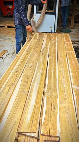 បងប្អូនកំពុងតែត្រូវការកត្តាម៉ៃសាក់ ដែលមានក្រយ៉ៅស្រស់ស្អាត ដើម្បីយកទៅដេកជ័រតាមផ្ទះ តាមហាង ហាងកាហ្វេ ឬក៏រីសត កុំភ្លេចជ្រើសរើសក្តាម៉ៃសាក ឈើនេះធន់និងទឹកនិងកំដៅនិងបរិយាកាសផ្សេង។ #teakwood #teakwoodfurniture #furniture #decor #ម៉ៃសាក់ #Sochetwoodpallet #flypシ 