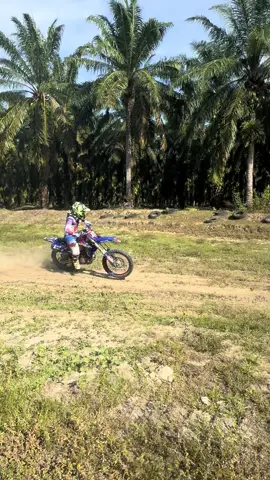 Ridho Jion Latihan dengan giat.                              #grasstrack #fyp #gtx #yz #riau #bebekmodif #rbt 