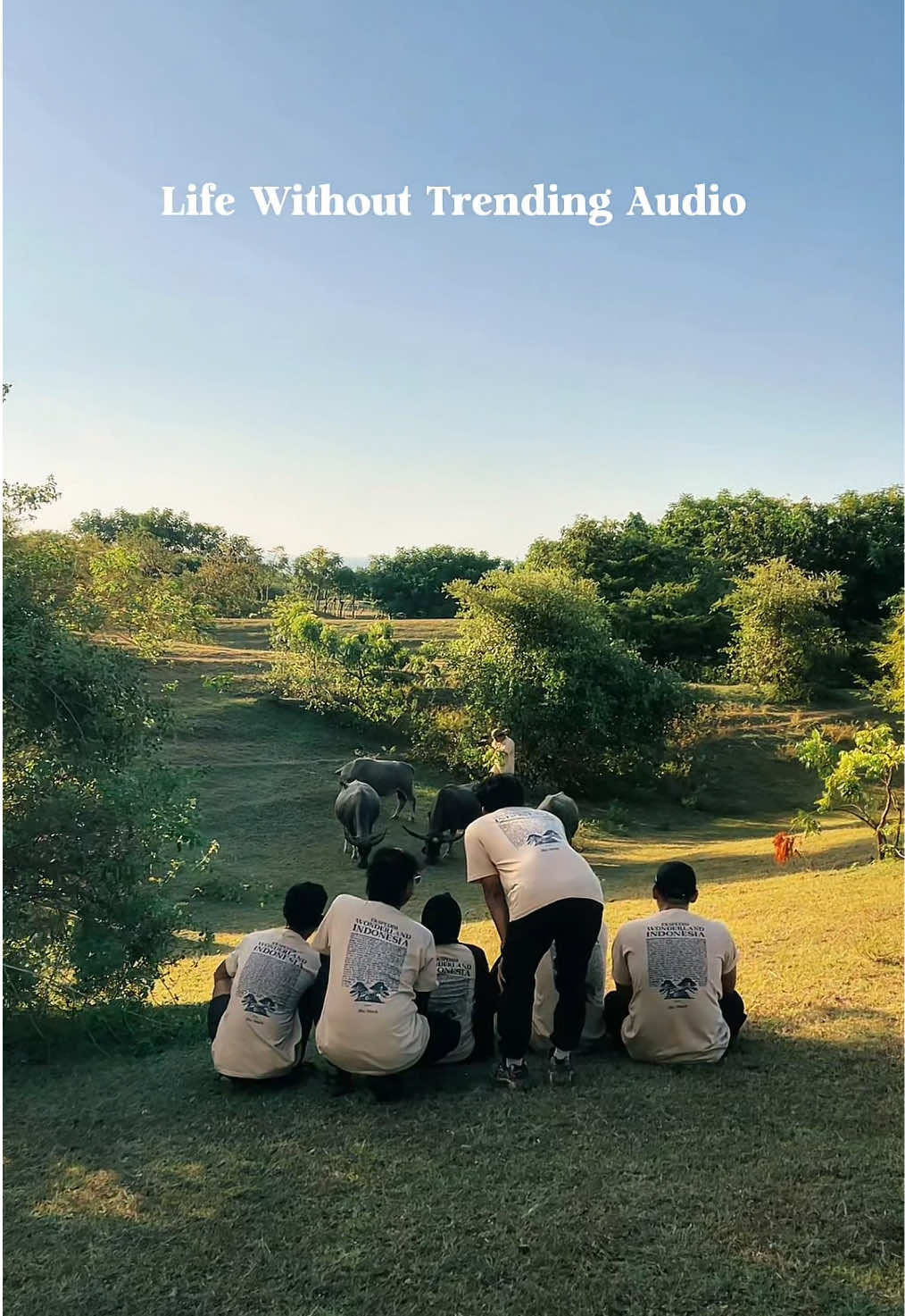 Kadang hidup terlalu bising. Semua serba cepat, serba harus ada jawabannya sekarang juga. Tapi di sini, di savana ini kami belajar pelan lagi. Melihat, mendengar, merasakan… tanpa perlu buru-buru. Sayangnya, nggak semua orang datang ke alam untuk benar-benar mendengarkannya. Beberapa malah bawa kebisingan dari kota ke tempat yang justru paling tenang. Padahal, angin dan suara rumput bergoyang pun bisa jadi musik kalau kita mau dengar. #EkspedisiWonderlandIndonesia #lifewithouttrandingaudio #FordEverest #fordwildtrak #lombok    