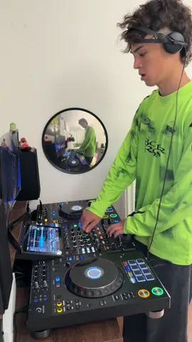 headphones hanging on for dear life #hardgroove #dj #techno #porcodio #bedroomdj #bcco  @Charli XCX 