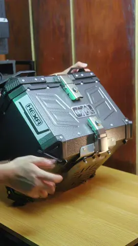 45L ALLOY TOPBOX with Backrest, leather inside cover, 2 keys and metal base plate This is the Hexa 3 Moto Coffer Alloy Topbox! #hexa3alloytopbox #alloytopbox #topbox #motorcycletopbox #waterprooftopbox #motocoffertopbox 