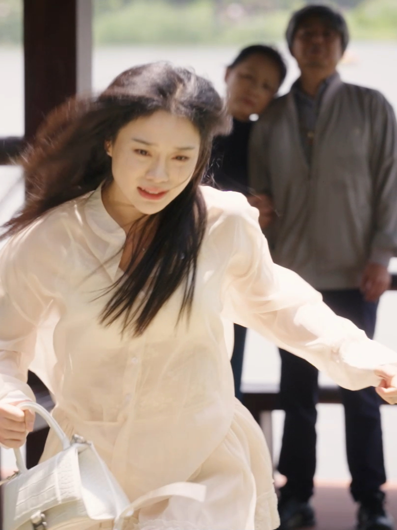 Better to forget each other in the vast world than cling together in hardship.相濡以沫，不如相忘于江湖！#陳翔六點半