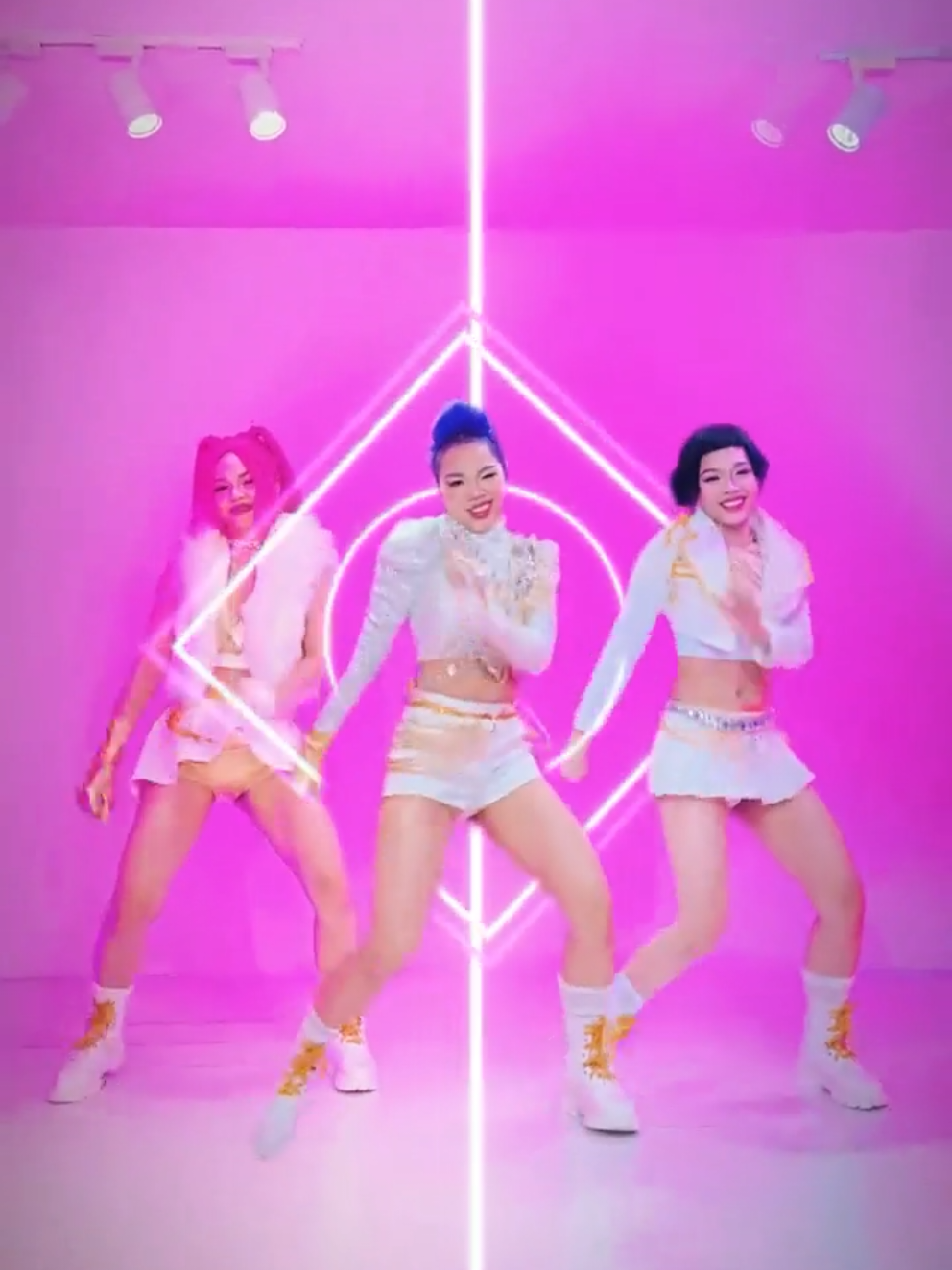 Golden with Dance Effects  #golden #dancetemplate #innahbee #cttoofvideo #huntrix #huntrixgolden #fyp #trending #viral #makeitviral #capcuteffects #kpopdemonhunters @innahbee #CapCut 