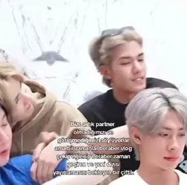 Benim düşücem. Net kesinlikle bir şeyler hissediyordu James'e. Sırf partnerlikleri bittiğinde bu kadar ağır depresyona girmesi normal değil. Alt üst oldu çocuk... James'de gittiğinden beri çok durgun, eski ışığı yok. O kadar zaman oldu ama onun yüzünden içten gelen o gülümsemeyi uzun zaman sonra tesadüfen sahnede James ile yan yana görünce gördük. Net'in şimdiki partnerine asla lafım yok hatta JJ bence oldukça şakacı ve pozitif bir çocuk, sürekli Net gülsün diye onunla şakalaşıyor eski neşesi gelsin diye. Ama bu gülümsemeyi James sadece yanında durarak sağladı. Cidden Net'e çok üzülüyorum. Resmen aşk acısı bu... #netjames #jamessu #net #bl   #global  #fypシ #fyp #keşfet 