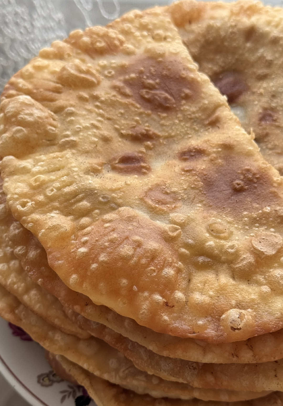 🔥 Самые хрустящие чебуреки на минеральной воде! Никто не верит, пока не попробует! Это не просто чебуреки, это ЗВУК ХРУСТА в каждом укусе! Без яиц, без заморочек — всё просто, вкусно и бюджетно. 🥣 Тесто: 	•	500 г муки 	•	250 мл газированной минеральной воды 	•	1 ч.л. соли 	•	2 ст.л. растительного масла Замешиваем мягкое тесто, накрываем — пусть «отдохнёт». 🥩 Начинка: 	•	500 г фарша 	•	3 мелко нарезанных луковицы 	•	Соль, перец — по вкусу 	•	100 мл воды — для сочности 💧 Всё перемешали — и готово! 🔪 Раскатываем тесто, кладём начинку, защипываем края. 🔥 Жарим в разогретом масле до золотистой корочки. 🎯 РЕЗУЛЬТАТ: тонкое тесто, хруст с первого укуса — звук, который хочется переслушать! 👇 Сохрани, чтобы не потерять и поделись с другом, кто любит чебуреки! #чебуреки #рецепт #вкусно #готовимдома #рецепты #вкусноипросто #еда #рецептыдлядуши #чебурекидома #домашняяеда #ужин #обед #тесто #кухня #fyp #рецептытикток #рецепт_от_крис 