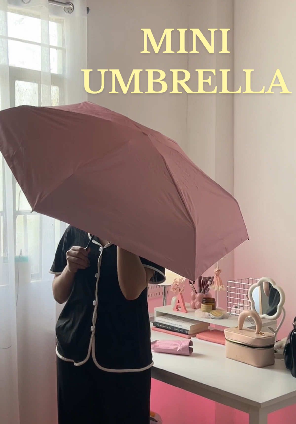 It’s really so convenient to use mini umbrella these days, specially if you decided to use a small bag. ☂️☔️ #pocketumbrella #miniumbrella #smallumbrella #fyp