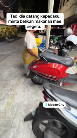 Tadi waktu aku di Indomaret dia menghampiriku minta dibelikan makanan mee segera. Katanya tinggal sama nenek. Aku belikan dan tambah sedikit makanan lagi. Sepanjang masa dari kaunter bayaran hingga keluar gadis kecil ini tak henti mengucapkan terima kasih dan mendoakan aku. Hari ini rezeki dia, esok lusa insyaallah rezezi aku pula. Amin