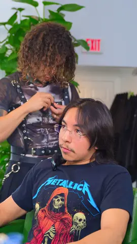 ✨La visita de Sergio nos sorprendió (¡y nos encantó!) ✨ En un mundo donde solemos transformar mayormente melenas femeninas, llegó él con una idea muy clara: 💭 “Quiero mi cabello completamente blanco, blanco, blanco… ¡sin perder ni un centímetro de largo!” Un reto audaz, una visión clara y dos artistas espectaculares: Nana y Zubi se encargaron de convertir su sueño en realidad. 💥💇🏻‍♂️ El resultado: una melena larga, sana y perfectamente platinada que roba miradas y rompe estereotipos. Porque el estilo no tiene género. El cabello también es una forma de expresión para todos. 🙌🏻🔥 Gracias, Sergio, por confiar en nuestro arte. Te ves ESPECTACULAR. 💫 📍4343 Telephone Rd, Houston, Texas 77087 #CambioDeImagen #PlatinadoPerfecto #HairTransformation #BlancoTotal #EstiloSinGénero #HairGoals #PlatinumHair #ArtistasDelCabello #DavidAlexander #HoustonHair #CabelloLargo #HairMagic #AntesYDespués #HairInspo #BlondeTransformation #CabelloPlatinado #SalonLife #HairByNana #HairByZubi #TransformaciónViral #HairTrend2025 #PlatinumDreams #MelenaImpactante 