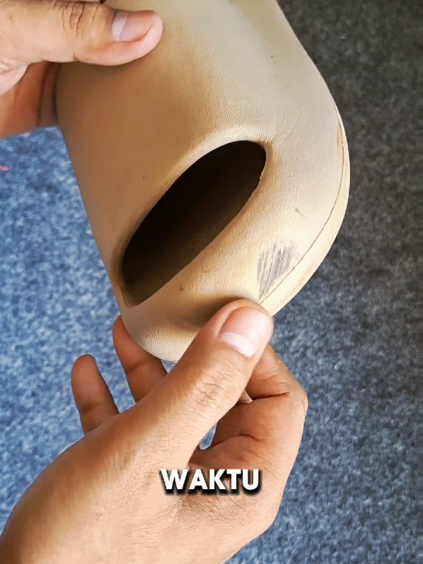 Kalau kamu bingung karena sepatumu kotor tapi kamu gak ada banyak waktu, Sekarang kamu tidak perlu bingung karena ada Shine Shoe Cleaner ini guys. Sepatumu bisa bersih dalam hitungan menit sekaligus terlindungi material dan warnanya karena Shine Shoe Cleaner menggunakan bahan yang aman tanpa deterjen. Nah kebetulan harganya juga baru promo loh guys cuma 20 ribuan saja sebotol. #pembersihsepatu #pembersihsepatupraktis #pembersihsepatuinstan #shoecleaning #shoecleaner 