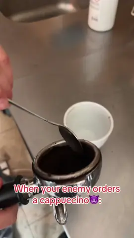 Just jokes😅😂  ( ignorera bakgrunden ) #cafeamalia #cafe #barista #coffeeshop #coffeetiktok #cafetiktok #fyp #foryou #foryoupage #CleanTok #summervibe #fika #cappuccino 