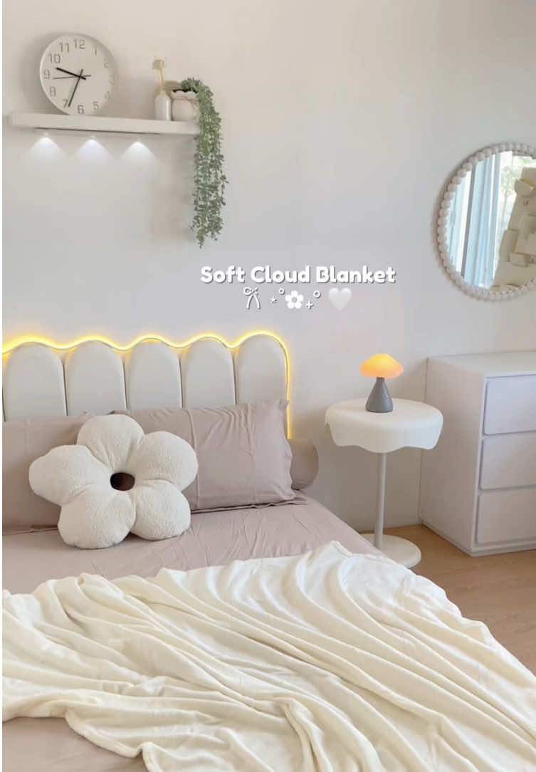 Selimut dari @UNITWO Home sebagus ini harganya cuma 40 ribuan🥹 wajib punya semua warna ini sih huhu✨ dipakainya ringan halus lembut tapi bisa hangat dong, cuss samaan! 🤍🫶✨ #unitwo #cozywithunitwo #blanketgoals #selimutcantik #softcloudblanket 