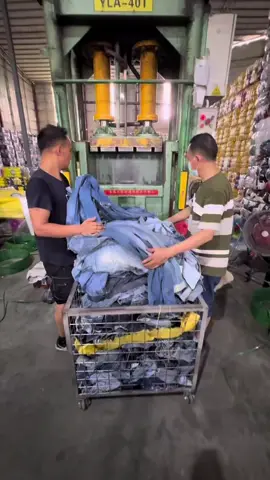 #usedclothing #packing #export #factory #Africa #bundle #warehouse #secondhand #usedshoes #usedbags 