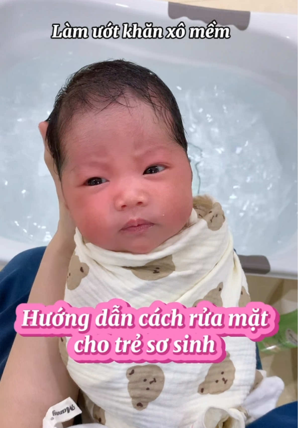 Cô Trang làm video hướng dẫn cách rửa mặt cho bé, ba mẹ tham khảo nhé ạ! #chiasekinhnghiem #chamtresosinh #tresosinh #tambe #xuhuongtiktok #LearnOnTikTok #mebimxaykenh #trending 