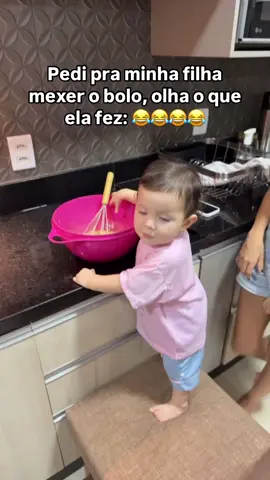 filha: meche o bolo, ela machendo 🤣🤣 #filha #meche #bolo #criancas #fofura 