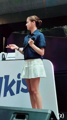 Nah gitu dong ngedance jangan tepok tangan aje kaya ngikut ulang tahun u 😂 @_zeeasadel @ZeeMotion  #zee🦖 #artisindonesia #zeejkt48🦖 #zee #fypシ #zeemotion #milkisindonesia 