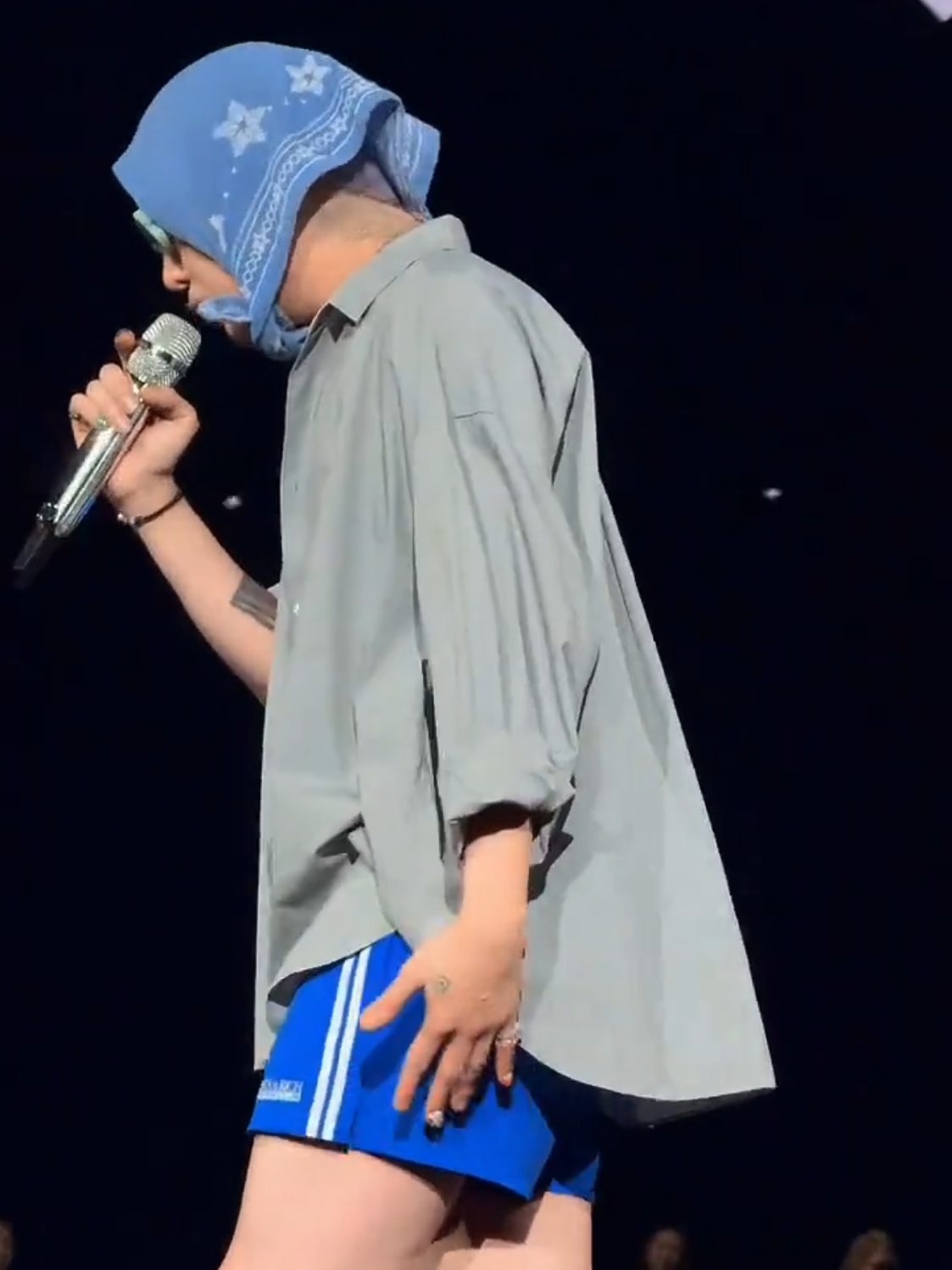 Mặc quần dài vào đi, thứ chúng tôi cần là nụ cười của anh 🤧🙂🐲👑❤️#GDRAGON #peaceminusone #kingofkpop #gd #soundcheck #worldtour #kwonjiyong #malaysia #concert #fyp #fashion 