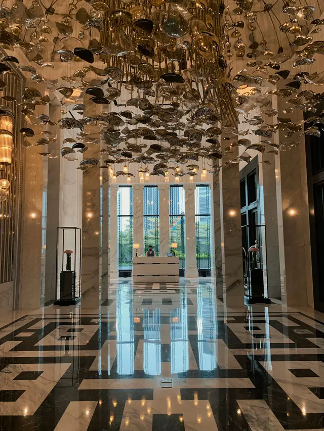 Checked into The Langham Jakarta and forgot the world for a while… From that signature scent in the lobby to marble bathrooms and sky-high city views, every corner felt like a scene out of a movie. Swimming with the skyline in sight? Unreal. Waking up with Jakarta beneath your feet? Priceless. It’s more than just a hotel, it’s an experience. A love letter to quiet luxury, comfort, and attention to every little detail. If you’re looking for a stay that feels like a reset  this is it. Langham, you’ve officially spoiled me. 