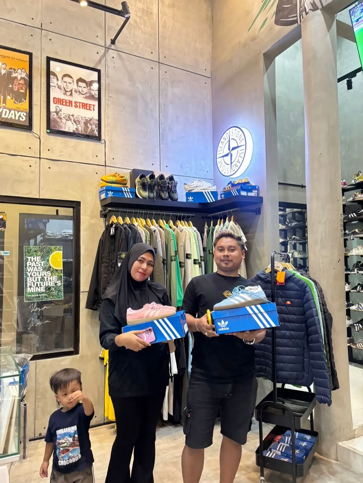 HiddenGemsnya para pecinta Casual Semua kebutuhan casualmu ada disini House Of Casual  By : Badkidstore Indonesia  get it limited collection for casual sneakers , apparel & accesories Casual Culture Order online / catalog terlengkap klik👇🏻 @badkidscasual for New product @badkidscatalogx for Dana pelajar Www.badkidstoreindonesia.com Offline store 📍jln Gayungan 8 Perumahan Gayungan Residence No A-3 Surabaya  Open Everyday 10.00 sd 21.00 Keep it Casual Lads💥