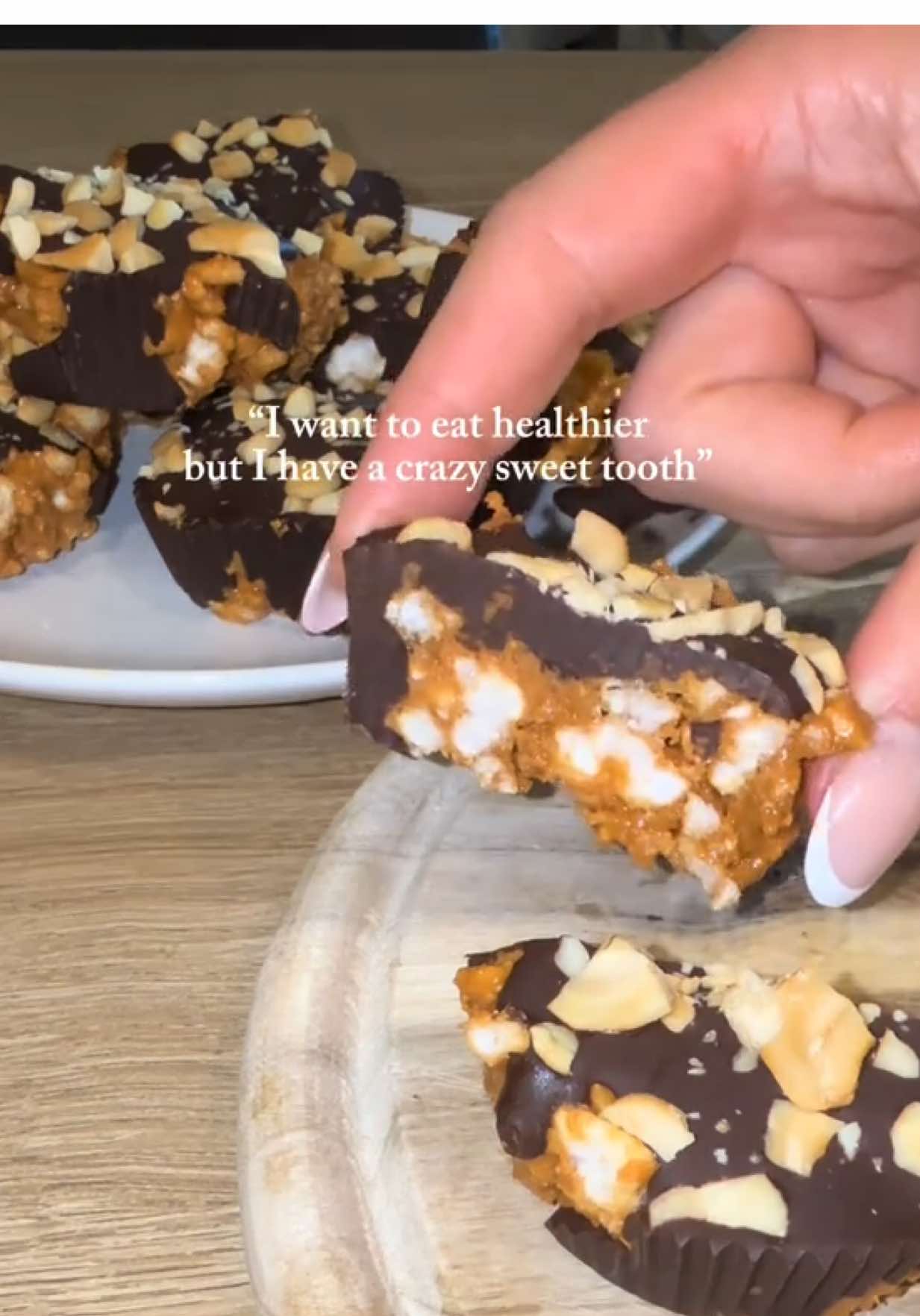 No Bake Crunchy Chocolate PB Rice Cups 🍫🥜 Oh guys… I can’t tell you how GOOD this is!! So crunchy — and you can keep them in the fridge to snack on all week long 😍🔥 Here’s what you need: • 180g natural peanut butter (just peanuts!) • 4 rice cakes, crushed • 140g dark chocolate • Crushed peanuts for topping Instructions: Mix the peanut butter and crushed rice cakes in a bowl. Press the mixture into a muffin tray and refrigerate for about 30 minutes. Then melt the chocolate, pour it over the cups, top with crushed peanuts, and refrigerate again for at least 1 hour. 📌 Save this recipe for your next snack craving! #ricecakerecipe #ricecakedessert #healthysweettreats #nobakedessert #snackprep 