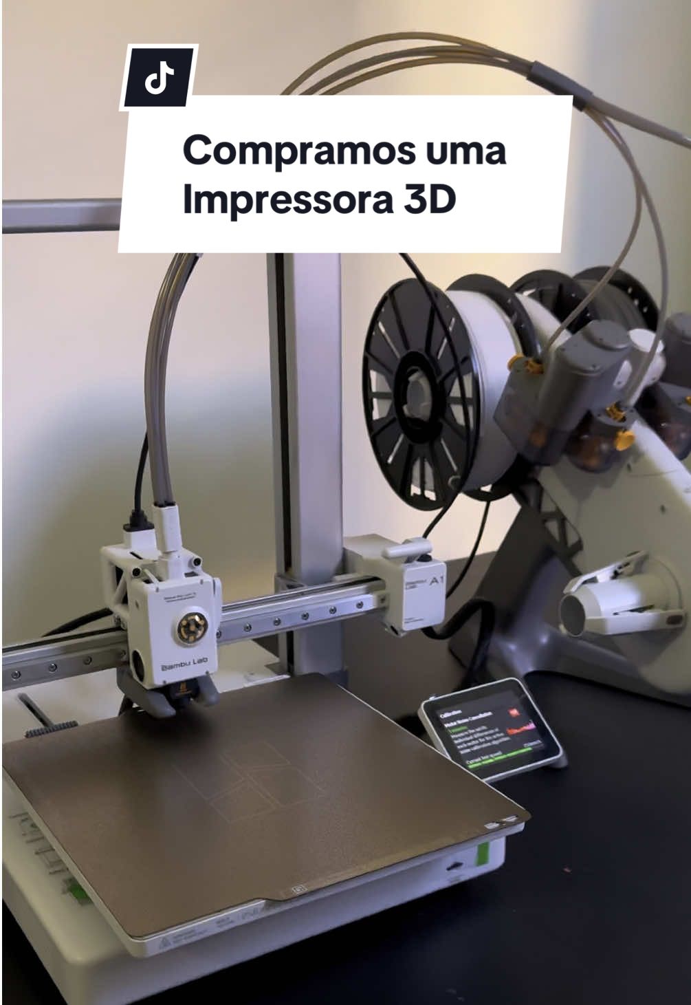 Compramos uma impressora 3D e agora quero imprimir todas as inutilidades fofas que existem 😂 aproveita e comenta aqui o que mais você acha que deveríamos imprimir? 👇🏼 #impressora3d #impressora3dbrasil #bambulab #impressao3d #artesanato 
